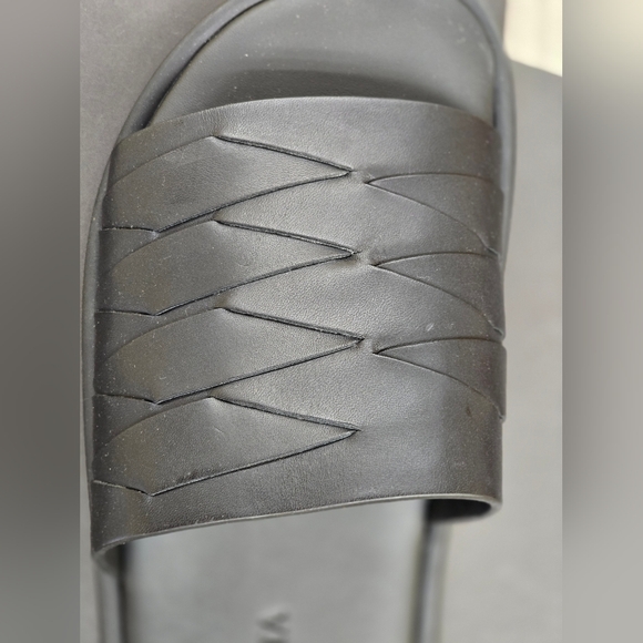 Bottega Veneta Black Leather Flip Flops - Picture 3 of 6